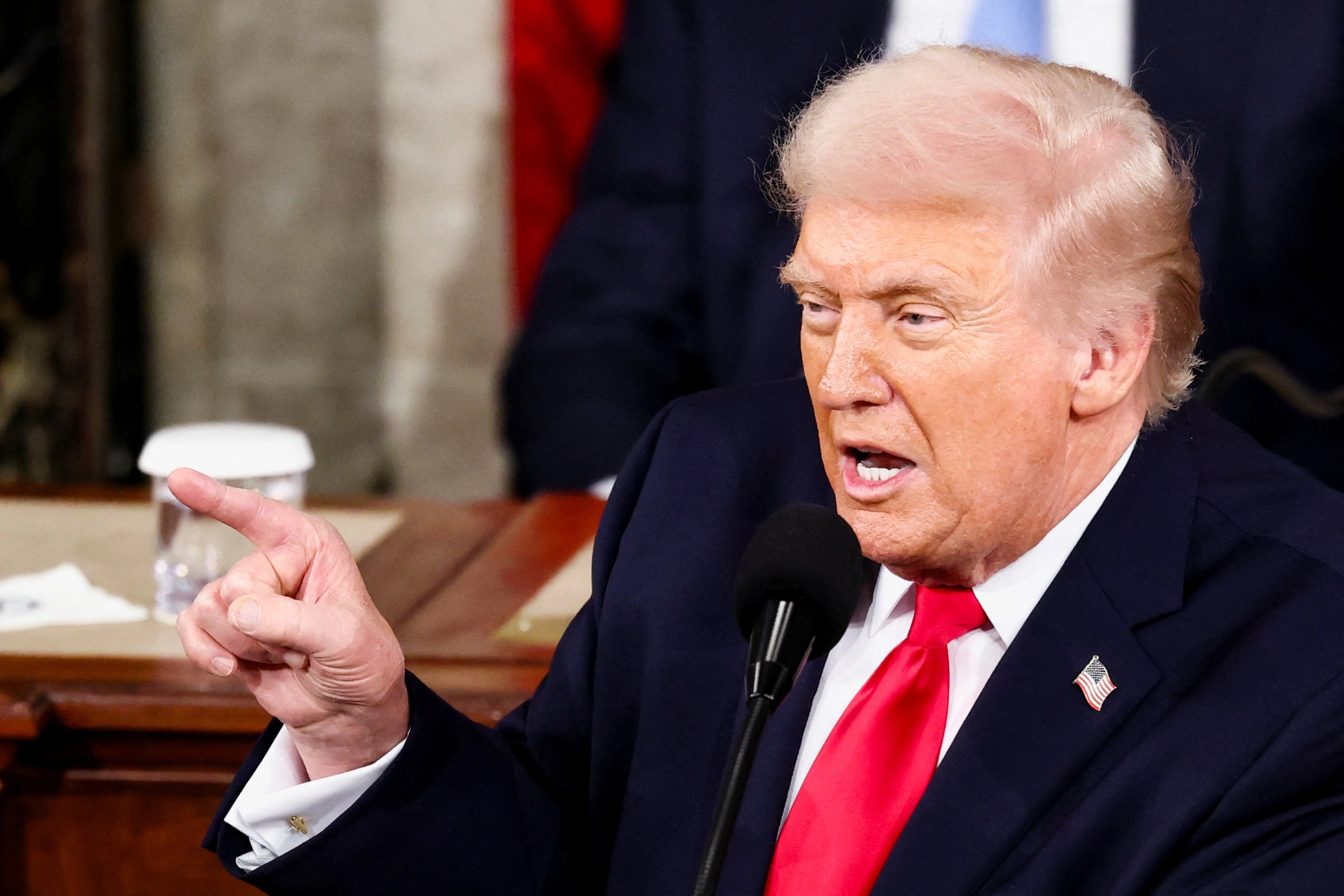 Ông Trump sẽ triệu tập sếp Amazon, Google, buộc tự cấp điện cho trung tâm dữ liệu